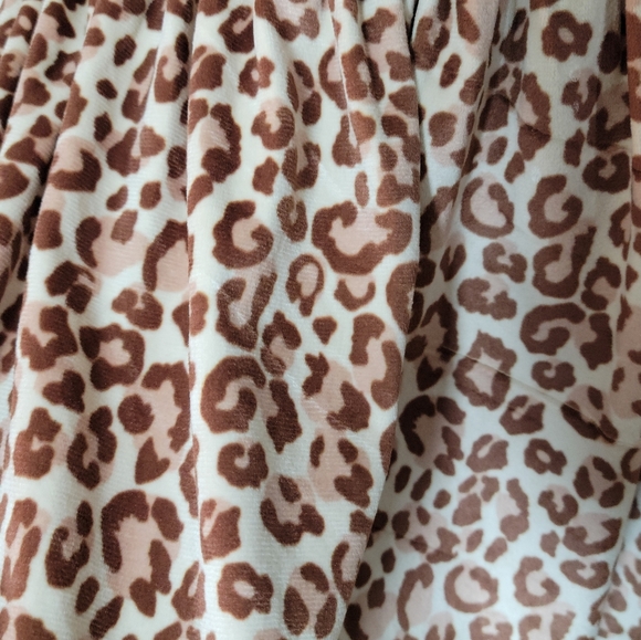 Ivy City Co. Leapord Print Smocked Dress Size Small - Picture 4 of 15